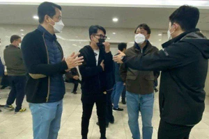 Đại diện Đại sứ quán Việt Nam tại Hàn Quốc làm việc với cảnh sát và các cơ quan chức năng sở tại ngày 30/10. (Ảnh: Bộ Ngoại giao Việt Nam) 