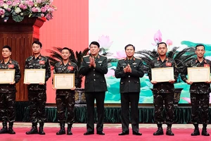 Đại tướng Lương Cường, Thượng tướng Nguyễn Tân Cương (thứ 4 và 5 lần lượt từ trái qua) trao Bằng khen của Bộ trưởng Quốc phòng tặng các sĩ quan, chiến sĩ xuất sắc trong thực hiện nhiệm vụ tham gia hỗ trợ nhân đạo, cứu trợ thảm họa động đất tại Thổ Nhĩ Kỳ.