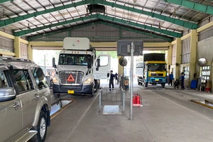 Các phương tiện vào đăng kiểm tại Trung tâm Đăng kiểm xe cơ giới 60-05D.