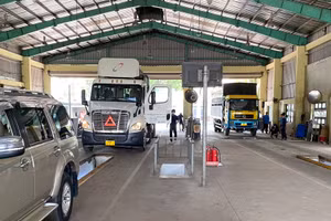 Các phương tiện vào đăng kiểm tại Trung tâm Đăng kiểm xe cơ giới 60-05D.