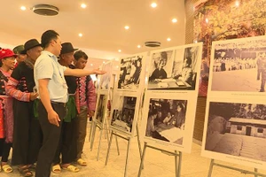 Nhân dân các dân tộc tham quan triển lãm ảnh “Dấu ấn của Đại tướng Võ Nguyên Giáp với Điện Biên Phủ”.