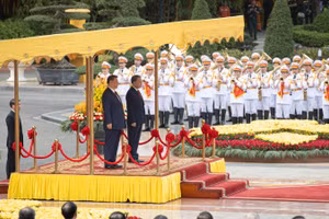 Tổng Bí thư Tô Lâm và Tổng Bí thư, Chủ tịch Trung Quốc Tập Cận Bình thực hiện nghi lễ cử Quốc thiều hai nước. (Ảnh: SƠN TÙNG) 