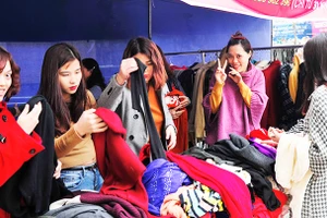 Gian hàng không lợi nhuận hỗ trợ người lao động sắm Tết tại khu công nghiệp Bắc Thăng Long. Ảnh: BẮC SƠN