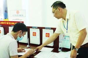 Cán bộ Văn phòng UBND tỉnh Lai Châu hướng dẫn người dân thực hiện thủ tục hành chính. 