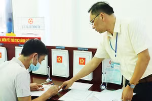 Cán bộ Văn phòng UBND tỉnh Lai Châu hướng dẫn người dân thực hiện thủ tục hành chính. 