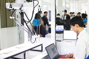 Mang DeltaX dự triển lãm khởi nghiệp.