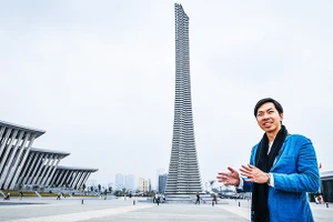 Kiến trúc sư Trịnh Việt A bên công trình đồ sộ do anh và cộng sự thiết kế.