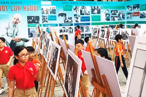 Nhiều hình ảnh quý về Bác đã được giới thiệu tại triển lãm kỷ niệm Ngày sinh của Người. Ảnh: DƯƠNG XUÂN