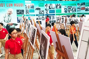 Nhiều hình ảnh quý về Bác đã được giới thiệu tại triển lãm kỷ niệm Ngày sinh của Người. Ảnh: DƯƠNG XUÂN