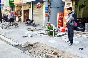 Thi công vỉa hè trên đường Nguyễn Trãi, quận Thanh Xuân.