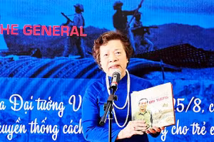 Nhà thơ Mỹ Dung giới thiệu cuốn sách tại triển lãm. 