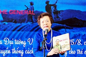 Nhà thơ Mỹ Dung giới thiệu cuốn sách tại triển lãm. 