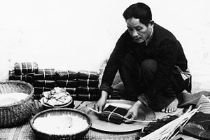 Người Hà Nội xưa gói bánh chưng. Ảnh tư liệu