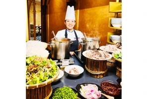 Nghệ nhân Ngọc Nghĩa quảng bá món ăn tại Kuwait.