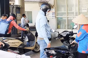 Các điểm bán lẻ vẫn bảo đảm lượng xăng, dầu bán ra. Ảnh: SONG ANH