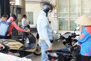 Các điểm bán lẻ vẫn bảo đảm lượng xăng, dầu bán ra. Ảnh: SONG ANH