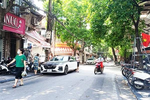 Tình trạng lấn chiếm vỉa hè, hành lang người đi bộ vẫn diễn ra ở nhiều nơi trên địa bàn thành phố.