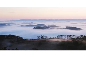 Mây sớm bao trùm thị trấn.