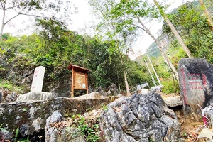 Cột mốc 675 bên cạnh cột mốc 108 cũ.