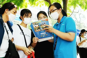 Người dân cần tuân thủ các khuyến cáo phòng bệnh để bảo vệ bản thân và cộng đồng. Ảnh: NAM NGUYỄN