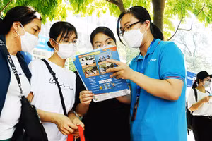 Người dân cần tuân thủ các khuyến cáo phòng bệnh để bảo vệ bản thân và cộng đồng. Ảnh: NAM NGUYỄN