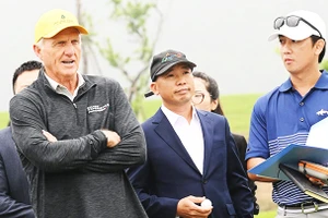 Huyền thoại Greg Norman (ngoài cùng bên trái) khảo sát thực tế dự án Văn Lang Empire T&T Golf Club.
