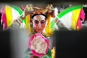 Những người dân tâm huyết với tuồng cổ ở làng Thổ Hà vẫn đang miệt mài tìm cách thu hút, đào tạo lớp kế cận.