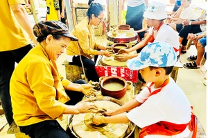 Sáng tạo ở làng gốm Thanh Hà