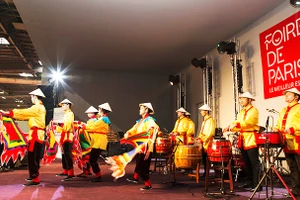Múa cờ dân tộc tại hội chợ Paris.