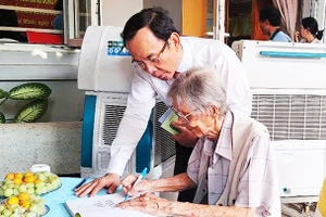 Nhạc sĩ Lư Nhất Vũ ký tặng sách cho đồng chí Bí thư Thành ủy Thành phố Hồ Chí Minh Nguyễn Văn Nên. Ảnh: TRỊNH BÌNH