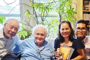 Nhà văn Trầm Hương (cầm sách) gặp GS, dịch giả Fred Marchant (thứ hai từ trái sang) trong chuyến sang Mỹ năm 2024 để viết sách và làm phim “Giá của hòa bình”. Ảnh: NVCC