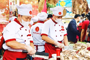 Các nghệ nhân, chuyên gia đầu bếp phục vụ thực khách tại Festival Phở 2024.