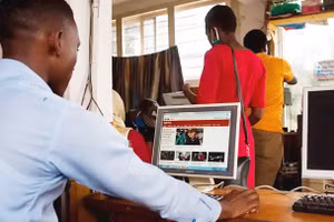 Truy cập internet vẫn còn khó khăn tại châu Phi. Ảnh: AFP