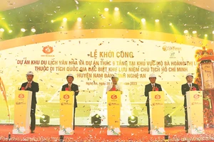 Các đại biểu thực hiện nghi lễ khởi công dự án Khu du lịch văn hóa và dự án Thác 9 tầng tại Khu vực mộ bà Hoàng Thị Loan, thuộc Khu di tích quốc gia đặc biệt Khu lưu niệm Chủ tịch Hồ Chí Minh, huyện Nam Đàn, Nghệ An.