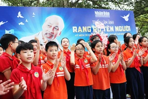 Vang lên câu hát “Ai yêu Bác Hồ Chí Minh hơn thiếu niên nhi đồng” tại triển lãm “Rạng rỡ tên Người” do Báo Nhân Dân tổ chức.