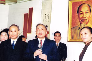 Ngày 28/1/1973, Bộ trưởng Ngoại giao Nguyễn Duy Trinh, Trưởng Phái đoàn Việt Nam Dân chủ Cộng hòa Xuân Thủy và Trưởng Phái đoàn Chính phủ Cách mạng lâm thời Cộng hòa miền Nam Việt Nam Nguyễn Thị Bình tới thăm Hội người Việt Nam tại Pháp sau khi ký kết Hiệp định Paris. Ảnh: Hội cung cấp