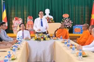 Bộ trưởng Dân tộc và Tôn giáo Đào Ngọc Dung đến thăm và chúc Tết Chôl Chnăm Thmây tại Hội Đoàn kết sư sãi yêu nước thành phố Cần Thơ.
