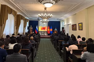 Đông đảo nhân sĩ, trí thức, giới văn học nghệ thuật người Việt sinh sống tại Liên bang Nga tham dự buổi lễ kỷ niệm 70 năm Chiến thắng Điện Biên Phủ. (Ảnh: THÙY VÂN)