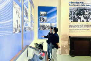 Người dân xem trưng bày chuyên đề "Điện Biên Phủ trên không - Bản hùng ca chiến thắng" tại Bảo tàng Hải Phòng.