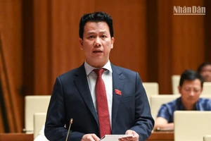 Bộ trưởng Tài nguyên và Môi trường Đặng Quốc Khánh trả lời chất vấn của đại biểu Quốc hội. (Ảnh: DUY LINH)