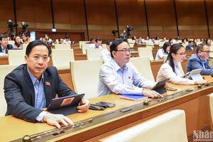 Đại biểu Quốc hội biểu quyết thông qua Luật Phòng cháy, chữa cháy và cứu nạn, cứu hộ. (Ảnh: DUY LINH)