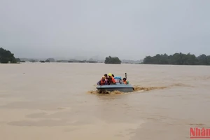 Lực lượng chức năng khẩn trương giúp người dân trong mưa lũ.