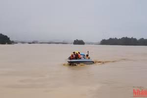 Lực lượng chức năng khẩn trương giúp người dân trong mưa lũ.