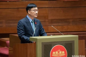 Chủ nhiệm Ủy ban Kinh tế Vũ Hồng Thanh báo cáo tóm tắt một số vấn đề lớn còn ý kiến khác nhau về dự án Luật Đất đai (sửa đổi). (Ảnh: DUY LINH)