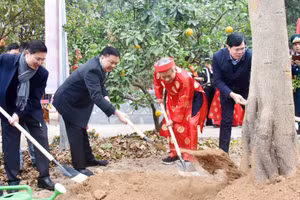 Bí thư Thành ủy Hà Nội Đinh Tiến Dũng và các đại biểu tham gia trồng cây tại phường Định Công.