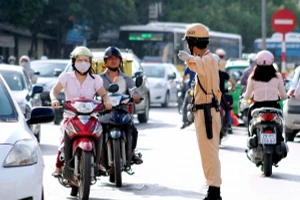 Luật Trật tự, an toàn giao thông đường bộ vừa được Quốc hội khóa XV thông qua quy định chi tiết độ tuổi, sức khỏe và điều kiện của người điều khiển phương tiện tham gia giao thông đường bộ. (Ảnh minh họa)