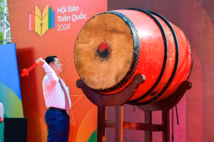 Đồng chí Nguyễn Trọng Nghĩa, Bí thư Trung ương Đảng, Trưởng Ban Tuyên giáo Trung ương đánh trống khai mạc Hội Báo toàn quốc 2024.