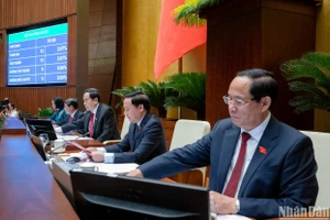 Chủ tịch Quốc hội Trần Thanh Mẫn và các Phó Chủ tịch Quốc hội biểu quyết thông qua Nghị quyết về hoạt động chất vấn tại Kỳ họp thứ 7, Quốc hội khóa XV. (Ảnh: DUY LINH)