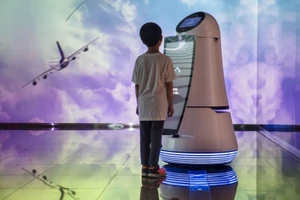 Một robot hướng dẫn hành khách tại sân bay quốc tế Seoul. (Ảnh: Getty Images)