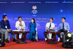 Quang cảnh tọa đàm bàn tròn trong khuôn khổ phiên thảo luận "“Nâng cao tính Đảng, tính định hướng trong hoạt động báo chí”.